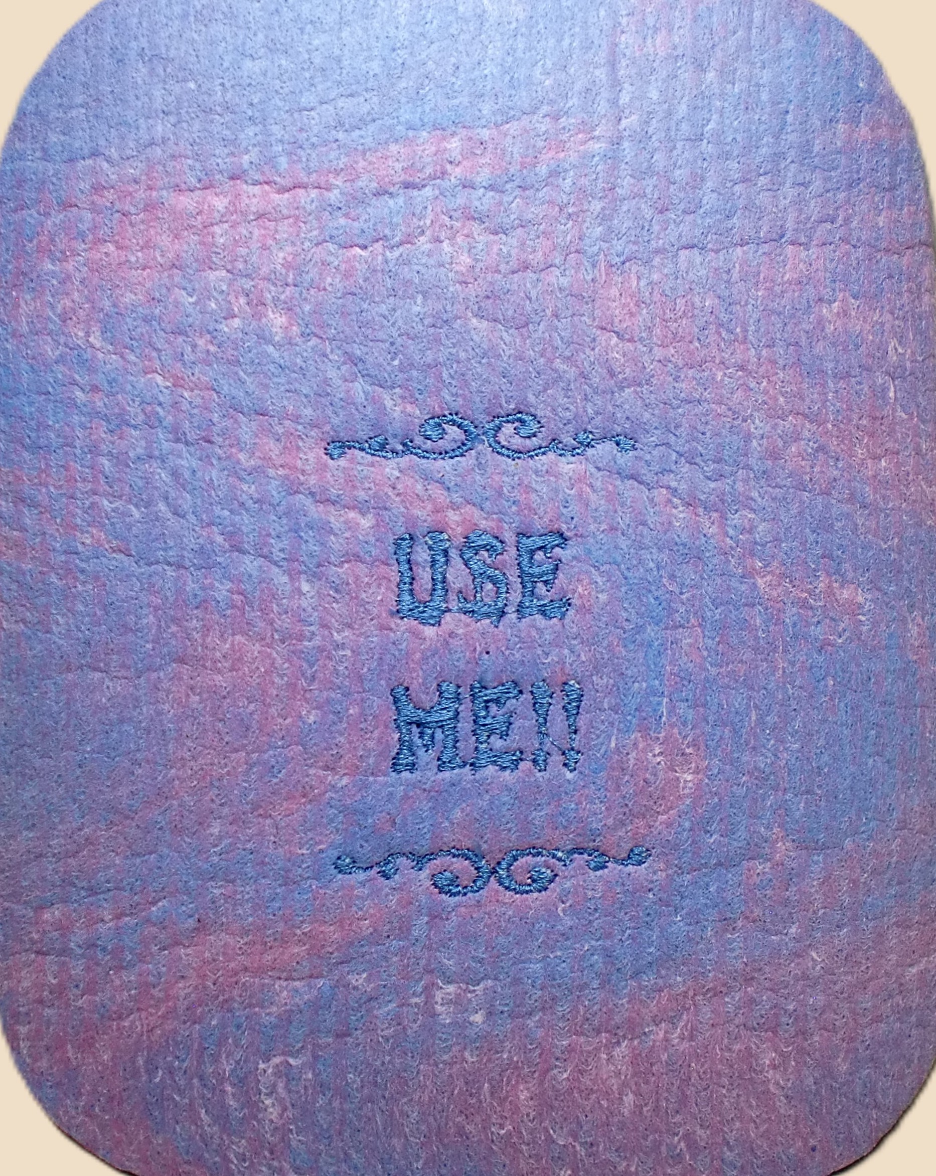 Disktrasa med maskinbroderad text